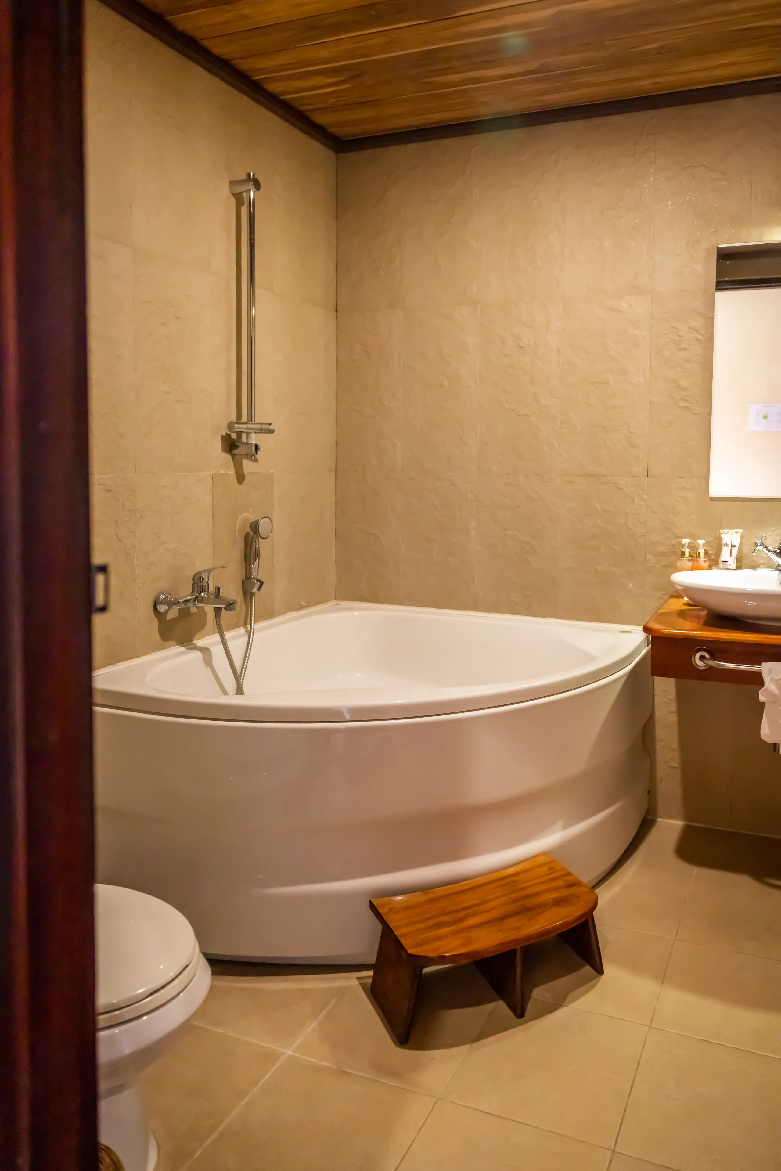 The corner bathtub and washbasin in a Deluxe room bathroom